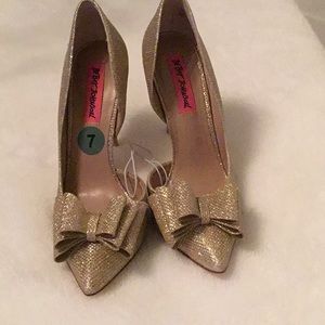 Betsey Johnson gold bow shoes JUST REDUCED ❤️